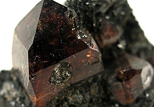 Zircon گوهرشناسی